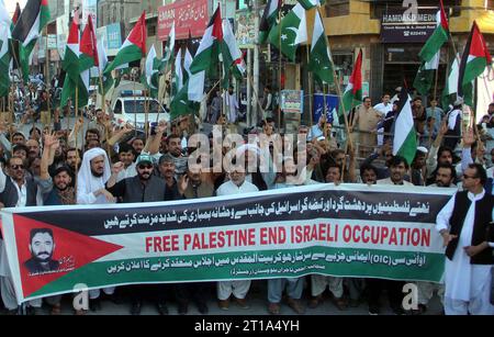 HYDERABAD, PAKISTAN, 12/10/2023, i membri del Balochistan Anjuman-e-Tajran stanno organizzando una manifestazione di protesta contro Israele ed esprimendo la loro solidarietà al popolo palestinese al Mannan Chowk di Quetta giovedì 12 ottobre 2023. Foto Stock