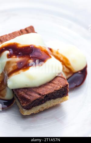 pan di spagna di marmo con salsa cremosa alla crema Foto Stock