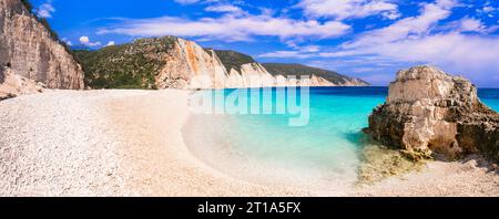 Le migliori spiagge della Grecia delle isole ioniche. Cephalonia (Cefalonia)- scenografica spiaggia di Fteris con mare tropicale turchese e ciottoli bianchi Foto Stock