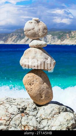 Spiagge panoramiche della splendida isola di Cefalonia - Agia Eleni con rocce pittoresche e piramidi di pietra. Grecia, isole Ionie Foto Stock