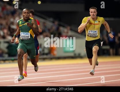 Akani Simbine del Sudafrica gareggia nelle manche maschili da 100 m ai Campionati mondiali di atletica leggera al Centro Nazionale di atletica leggera di Budapest su Una Foto Stock