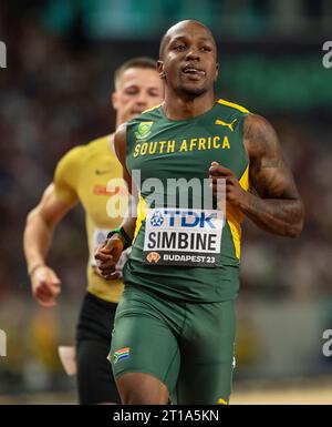 Akani Simbine del Sudafrica gareggia nelle manche maschili da 100 m ai Campionati mondiali di atletica leggera al Centro Nazionale di atletica leggera di Budapest su Una Foto Stock