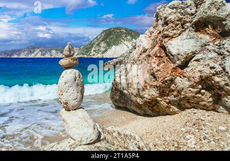 Spiagge panoramiche della splendida isola di Cefalonia - Agia Eleni con rocce pittoresche e piramidi di pietra. Grecia, isole Ionie Foto Stock