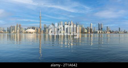 Skyline di Toronto panoramico dal Centre Island di Toronto, Ontario, in una giornata tranquilla sotto il cielo blu Foto Stock