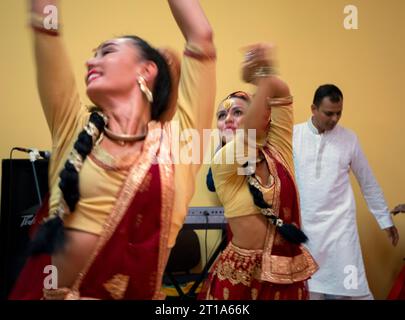 Roma, Torpignattara: Celebrazione della festa indiana di Durga Puja nel quartiere romano di Tor Pignattara. Artisti mentre ballano Foto Stock