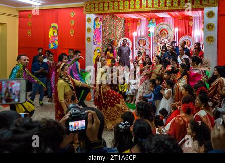 Roma, Torpignattara: Celebrazione della festa indiana di Durga Puja nel quartiere romano di Tor Pignattara. Gruppo di ballerini per celebrare Durga Foto Stock