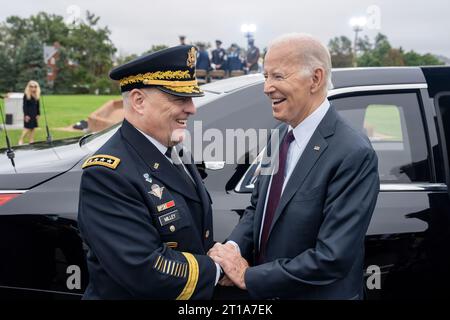 Il presidente Joe Biden parte dalla base Myer-Henderson Hall ad Arlington, Virginia, venerdì 29 settembre 2023, in rotta verso la Casa Bianca. (Foto ufficiale della Casa Bianca di Adam Schultz) Foto Stock