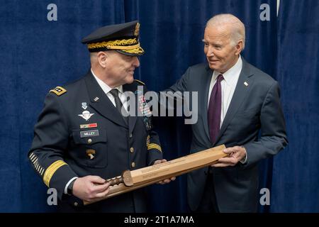 Il presidente Joe Biden saluta il ventesimo presidente uscente dei Joint Chiefs of staff General Mark Milley e la sua famiglia, venerdì 29 settembre 2023, presso la Joint base Myer-Henderson Hall ad Arlington, Virginia. (Foto ufficiale della Casa Bianca di Adam Schultz) Foto Stock