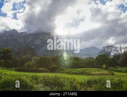 città del capo, montagna a tavola, vista dal giardino botanico, giorno nuvoloso e nebbioso Foto Stock