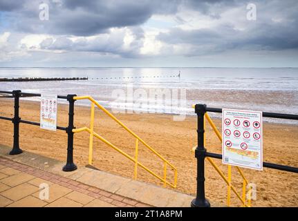 Ordine di protezione degli spazi pubblici pubblicato sulla spiaggia di Cleethorpes Foto Stock