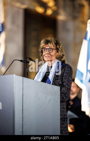 Monaco, Germania. 12 ottobre 2023. Charlotte Knobloch, presidente della Comunità ebraica di Monaco e dell'alta Baviera, parla ad un servizio commemorativo della Comunità ebraica di fronte alla principale sinagoga di Monaco Ohel Jakob. La commemorazione si è svolta sotto il motto "lutto accanto a Israele”. Crediti: Matthias Balk/dpa/Alamy Live News Foto Stock