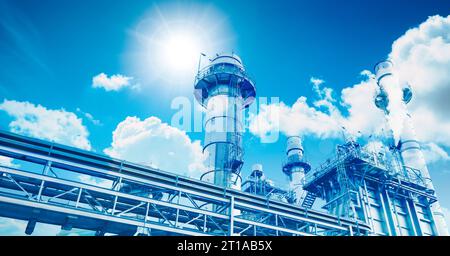 Centrale elettrica a ciclo combinato del settore dei generatori di energia del sistema di vapore termico del petrolio e del gas su Blue Sky effetto colorato futuristico Foto Stock