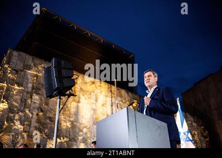 Monaco, Germania. 12 ottobre 2023. Markus Söder (CSU), ministro-presidente della Baviera, parla ad un evento commemorativo organizzato dalla Comunità ebraica di Monaco e dell'alta Baviera di fronte alla principale sinagoga di Monaco Ohel Jakob. L'evento commemorativo si è tenuto sotto il motto "lutto accanto a Israele”. Crediti: Matthias Balk/dpa/Alamy Live News Foto Stock