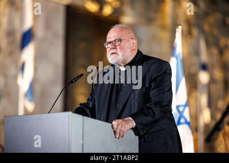 Monaco, Germania. 12 ottobre 2023. Il Cardinale Reinhard Marx, Arcivescovo di Monaco e Frisinga, parla ad un evento commemorativo organizzato dalla Comunità ebraica di Monaco e dell'alta Baviera di fronte alla principale sinagoga di Monaco Ohel Jakob. Il motto della commemorazione era "lutto accanto a Israele”. Crediti: Matthias Balk/dpa/Alamy Live News Foto Stock