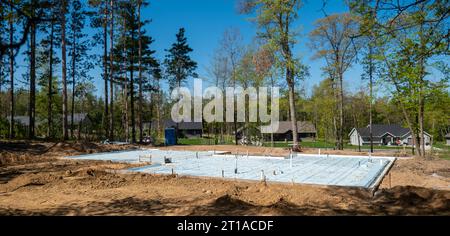 CROW WING CO, Minnesota - 10 MAGGIO 2023: Cantiere di costruzione di abitazioni con isolamento sul pavimento in cemento, in un bel lotto di edifici in un nuovo sviluppo. Foto Stock