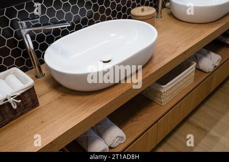 Lavabo nel bagno di una casa moderna Foto Stock