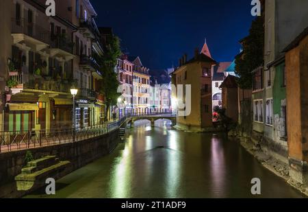 Quai de l'eveche e la parte posteriore del Palais de l'isle, la sera, ad Annecy, alta Savoia, Francia Foto Stock