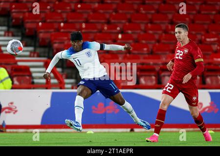 Nottingham, Regno Unito. 12 ottobre 2023. L'inglese Noni Madueke lancia la palla in alto verso il gol durante la partita di qualificazione UEFA U-21 EURO 2025 tra Inghilterra Under-21 e Serbia Under-21 al City Ground, Nottingham, Inghilterra, il 12 ottobre 2023. Foto di Stuart Leggett. Solo per uso editoriale, licenza necessaria per uso commerciale. Nessun utilizzo in scommesse, giochi o pubblicazioni di un singolo club/campionato/giocatore. Credito: UK Sports Pics Ltd/Alamy Live News Foto Stock
