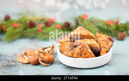 Triangoli a nocciola, dolci tradizionali tedeschi chiamati Nussecke, ricoperti di cioccolato, torta di natale Foto Stock