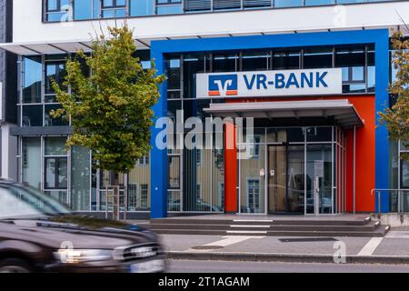 Neuwied, Germania - 30 settembre 2023: Facciata e vetrina della banca tedesca "VR-Bank" con la scritta e il logo Foto Stock