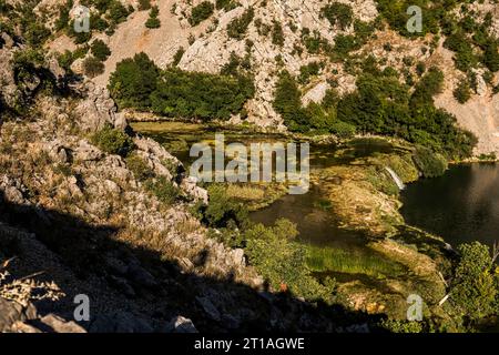 Paesaggio con una serie di piccole cascate sul fiume Krupa in Croazia Foto Stock