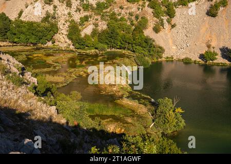 Paesaggio con una serie di piccole cascate sul fiume Krupa in Croazia Foto Stock