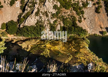 Paesaggio con una serie di piccole cascate sul fiume Krupa in Croazia Foto Stock