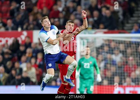 Nottingham, Regno Unito. 12 ottobre 2023. L'Inghilterra Liam Delap e la Serbia Luka Subotic combattono in aria tra Inghilterra U-21 e Serbia U-21 al City Ground, Nottingham, Inghilterra il 12 ottobre 2023. Foto di Stuart Leggett. Solo per uso editoriale, licenza necessaria per uso commerciale. Nessun utilizzo in scommesse, giochi o pubblicazioni di un singolo club/campionato/giocatore. Credito: UK Sports Pics Ltd/Alamy Live News Foto Stock