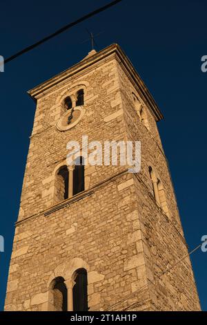 Campanile della chiesa di Sant'Anselmo nella città di Nin in Croazia Foto Stock