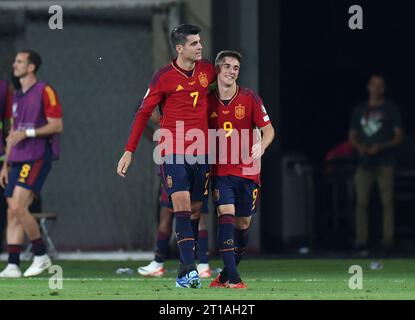 Lo spagnolo Alvaro Morata (a sinistra) festeggia con Gavi dopo aver segnato il primo gol della sua squadra durante la partita del girone D di qualificazione UEFA Euro 2024 all'Estadio la Cartuja de Sevilla di Siviglia, in Spagna. Data immagine: Giovedì 12 ottobre 2023. Foto Stock