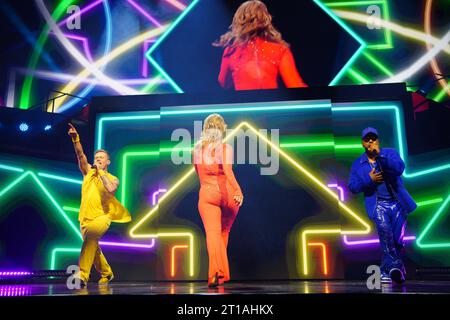 (Da sinistra a destra) Jon Lee, Rachel Stevens e Bradley McIntosh del S Club si esibiscono sul palco dell'AO Arena di Manchester durante la prima notte del loro tour di reunion. Il gruppo pop si sta riunendo per un tour nel Regno Unito in occasione del loro 25° anniversario. Saranno senza Paul Cattermole, morto ad aprile, e Hannah Spearritt, che in seguito si è ritirata dal tour. Data immagine: Giovedì 12 ottobre 2023. Foto Stock