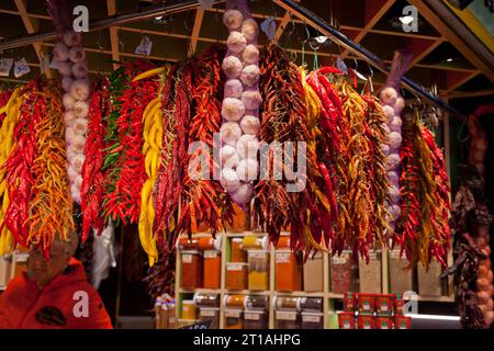 Chilies and Garlic nel mercato la Boqueria, Barcellona, Spagna Foto Stock