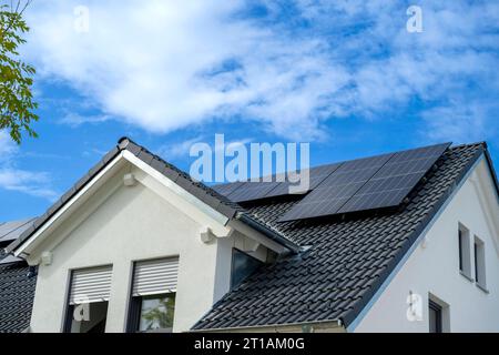 12.10.2023, Baustelle Neubaugebiet Pfaffenhausen im Unterallgäu. Auf dem Dach eine Photovoltaikanlage neben der Dachgaube. 12.10.2023, Solardach 12.10.2023, Solardach *** 12 10 2023, cantiere nuovo edificio Pfaffenhausen a Unterallgäu sul tetto un impianto fotovoltaico accanto al dormitorio 12 10 2023, tetto solare 12 10 2023, tetto solare credito: Imago/Alamy Live News Foto Stock