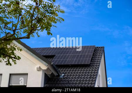 12.10.2023, Baustelle Neubaugebiet Pfaffenhausen im Unterallgäu. Auf dem Dach eine Photovoltaikanlage neben der Dachgaube. 12.10.2023, Solardach 12.10.2023, Solardach *** 12 10 2023, cantiere nuovo edificio Pfaffenhausen a Unterallgäu sul tetto un impianto fotovoltaico accanto al dormitorio 12 10 2023, tetto solare 12 10 2023, tetto solare credito: Imago/Alamy Live News Foto Stock