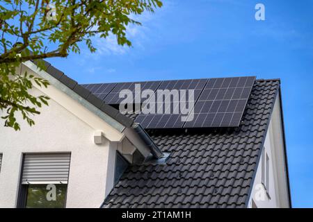 12.10.2023, Baustelle Neubaugebiet Pfaffenhausen im Unterallgäu. Auf dem Dach eine Photovoltaikanlage neben der Dachgaube. 12.10.2023, Solardach 12.10.2023, Solardach *** 12 10 2023, cantiere nuovo edificio Pfaffenhausen a Unterallgäu sul tetto un impianto fotovoltaico accanto al dormitorio 12 10 2023, tetto solare 12 10 2023, tetto solare credito: Imago/Alamy Live News Foto Stock