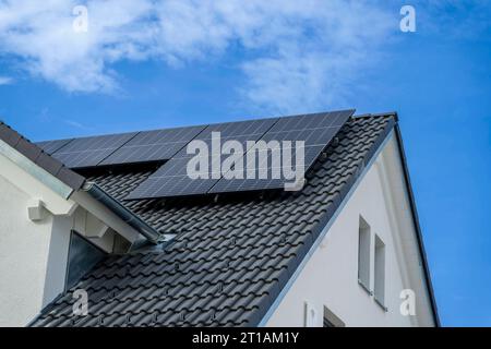 12.10.2023, Baustelle Neubaugebiet Pfaffenhausen im Unterallgäu. Auf dem Dach eine Photovoltaikanlage neben der Dachgaube. 12.10.2023, Solardach 12.10.2023, Solardach *** 12 10 2023, cantiere nuovo edificio Pfaffenhausen a Unterallgäu sul tetto un impianto fotovoltaico accanto al dormitorio 12 10 2023, tetto solare 12 10 2023, tetto solare credito: Imago/Alamy Live News Foto Stock