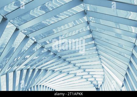 Astratto architettonico del soffitto in acciaio e vetro dell'Eaton Centre Pedestrian Bridge al 220 di Yonge Street a Toronto, Ontario Foto Stock