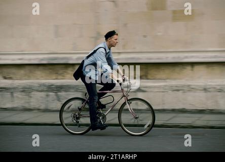 Studenti dell'Università di Oxford, il ciclismo è la principale forma di trasporto per muoversi in città. Cavalcando sul retro di una bicicletta. Oxford, Oxfordshire, Inghilterra 1990 1995 UK HOMER SYKES Foto Stock