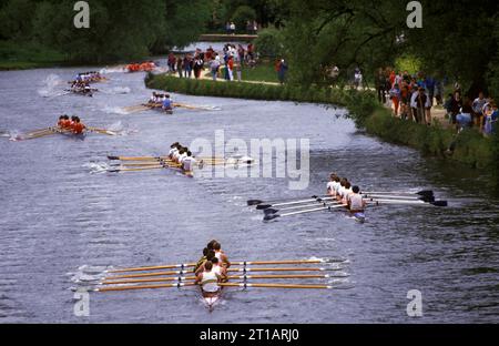 Oxford University Rowing Clubs, Eights Week. Gare di canottaggio sul fiume Isis (in realtà il Tamigi). Summer Eights è una regata di canottaggio intercollegiale che si svolge a fine maggio a Trinity. Oxford, Oxfordshire, Inghilterra maggio 1990 1995 REGNO UNITO HOMER SYKES . Foto Stock