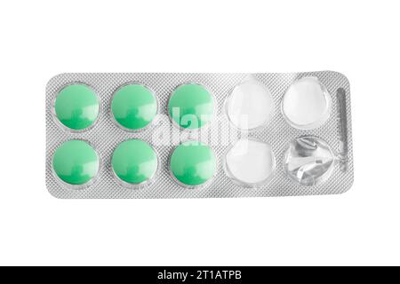 Compresse verdi in una confezione blister. Confezione aperta. isolato su sfondo bianco Foto Stock