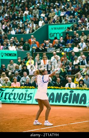 Monica Seles (YUG) è la campionessa femminile del singolare agli Open di Francia 1990. Foto Stock