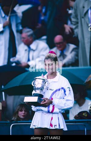 Monica Seles (YUG) vince il singolare femminile agli Open di Francia 1990. Foto Stock