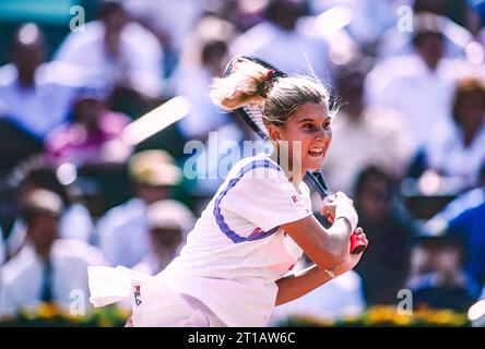 Monica Seles (YUG) è la campionessa femminile del singolare agli Open di Francia 1990. Foto Stock