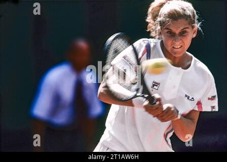 Monica Seles (YUG) è la campionessa femminile del singolare agli Open di Francia 1990. Foto Stock