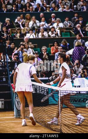 Monica Seles (YUG) sconfigge Jennifer Capriati (USA) nelle semifinali del singolo femminile agli Open di Francia 1990. Foto Stock