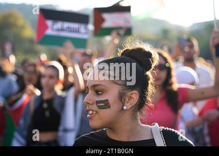 Barcellona, Barcellona, Spagna. 12 ottobre 2023. Una donna dimostra con una bandiera palestinese dipinta sul suo volto a favore della Palestina e contro il genocidio israeliano guidato da Benjamin Netanyahu. (Immagine di credito: © Marc Asensio Clupes/ZUMA Press Wire) SOLO USO EDITORIALE! Non per USO commerciale! Foto Stock