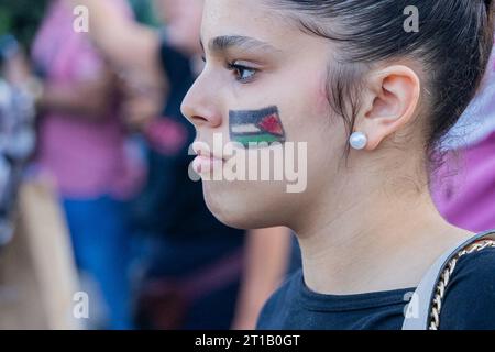 Barcellona, Barcellona, Spagna. 12 ottobre 2023. Una donna dimostra con una bandiera palestinese dipinta sul suo volto a favore della Palestina e contro il genocidio israeliano guidato da Benjamin Netanyahu. (Immagine di credito: © Marc Asensio Clupes/ZUMA Press Wire) SOLO USO EDITORIALE! Non per USO commerciale! Foto Stock