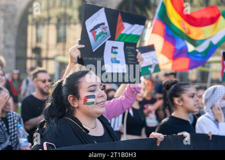 Barcellona, Barcellona, Spagna. 12 ottobre 2023. Una donna dimostra con una bandiera palestinese dipinta sul suo volto a favore della Palestina e contro il genocidio israeliano guidato da Benjamin Netanyahu. (Immagine di credito: © Marc Asensio Clupes/ZUMA Press Wire) SOLO USO EDITORIALE! Non per USO commerciale! Foto Stock