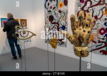 Visitatori, collezionisti e gallerie alla fiera internazionale d'arte Frieze and Frieze Masters 2023 a Regent's Park, Londra, Regno Unito Foto Stock