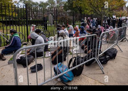 NEW York, NEW YORK - 12 OTTOBRE: Gli studenti del Brooklyn College si prendono un momento di preghiera durante una manifestazione pro-palestinese all'ingresso del campus il 12 ottobre 2023 a New York, Stati Uniti. L'organizzazione studentesca filo-palestinese Students for Justice in Palestine (SJP) ha tenuto proteste nei college di tutta la nazione per mostrare solidarietà con la Palestina. Il 7 ottobre il gruppo militante palestinese Hamas lanciò un attacco a sorpresa su larga scala da Gaza, lanciando migliaia di missili e inviando almeno 1.500 combattenti via terra, via mare e via aerea in Israele. Almeno 1.300 israeliani lo sono stati Foto Stock